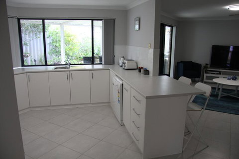Warnbro Beach Family Accommodation - Accommodation Main Beach 2