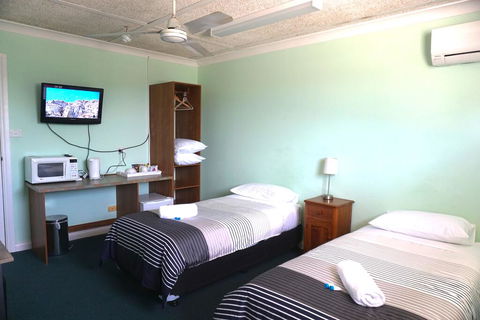 Warners Bay Hotel - Accommodation Main Beach 3