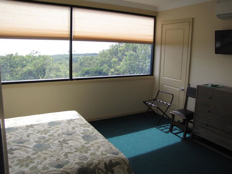 Warrawong Lodge - Accommodation Main Beach 2