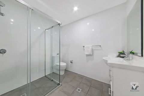 WARRICK FRAM 3 BEDS APT FREE PARKING WALK TO WESTFIELD CLOSE TO HOSPITAL NWF003 - Accommodation Main Beach 3