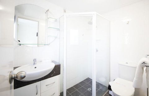 Warringa Surf Holiday Apartments - Accommodation Main Beach 0