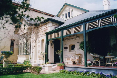 Water Bay Villa Bed & Breakfast - Accommodation Main Beach 0