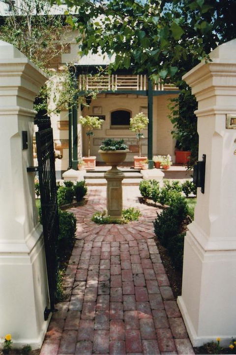 Water Bay Villa Bed & Breakfast - Accommodation Main Beach 3