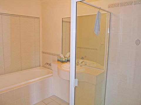 Water View House @ Orient Point - Accommodation Main Beach 3