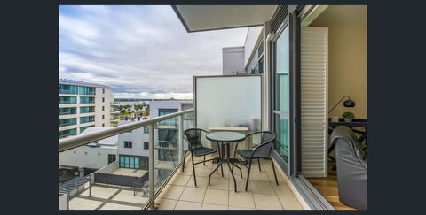 Waterfront (Yarra St) By Gold Star Stays - Accommodation Main Beach 2