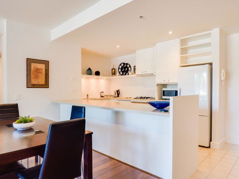 Waterfront (Yarra St) By Gold Star Stays - Accommodation Main Beach 3