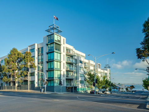Waterfront (Yarra St) By Gold Star Stays - Accommodation Main Beach 0