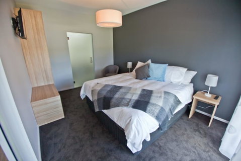 Waterfront Apartments - Accommodation Main Beach 3