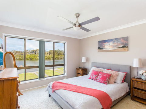 Waterfront At Point Road - Accommodation Main Beach 0