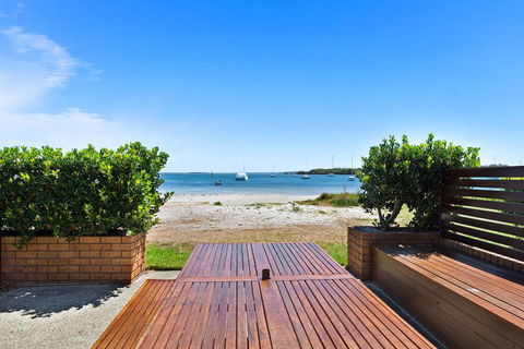Waterfront At Sunset Boulevard, 26 Sunset Boulevard - Accommodation Main Beach 0