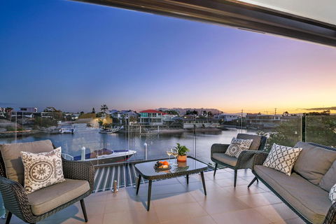 Waterfront Boutique Apartment - Personal Concierge - Accommodation Main Beach 1