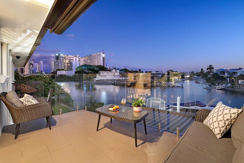 Waterfront Boutique Apartment - Personal Concierge - Accommodation Main Beach 2