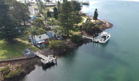 Waterfront Cottages - Accommodation Main Beach 0