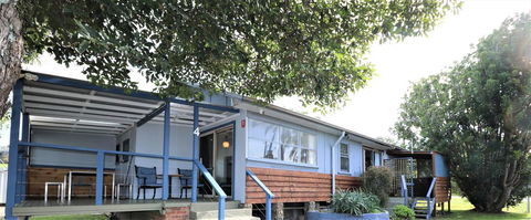 Waterfront Cottages - Accommodation Main Beach 1