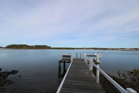 Waterfront Cottages - Accommodation Main Beach 3