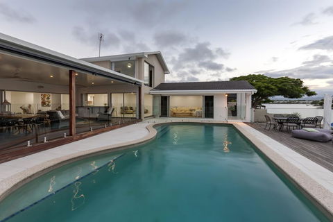 Waterfront Entertainer - Accommodation Main Beach 2