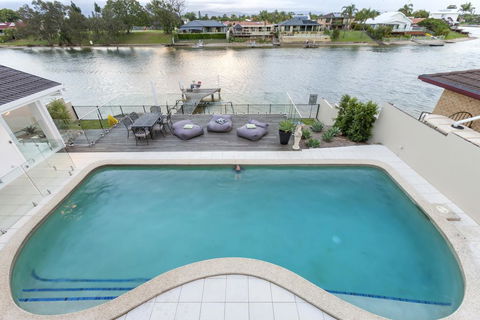 Waterfront Entertainer - Accommodation Main Beach 0