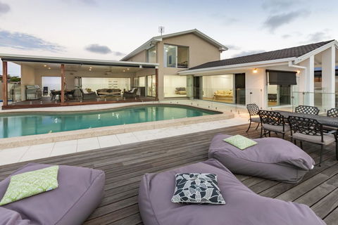Waterfront Entertainer - Accommodation Main Beach 1