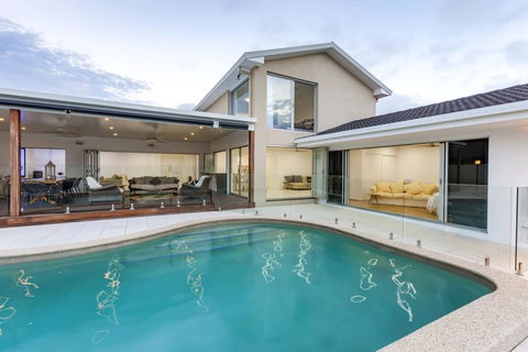 Waterfront Entertainer - Accommodation Main Beach 3