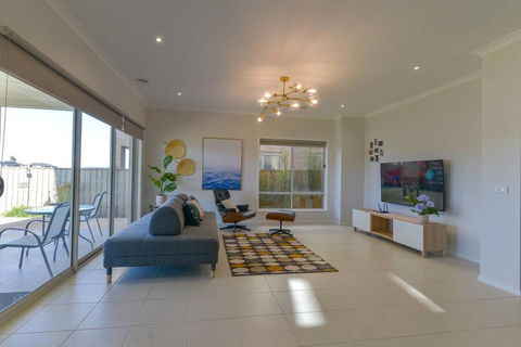 Waterfront Grand Villa For Big Group - Accommodation Main Beach 0