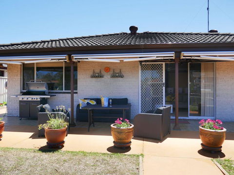 Waterfront Haven With Jetty, Mooring And WiFI - Accommodation Main Beach 1
