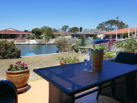 Waterfront Haven With Jetty, Mooring And WiFI - Accommodation Main Beach 0