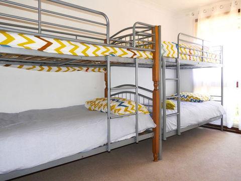 Waterfront Haven With Jetty, Mooring And WiFI - Accommodation Main Beach 2