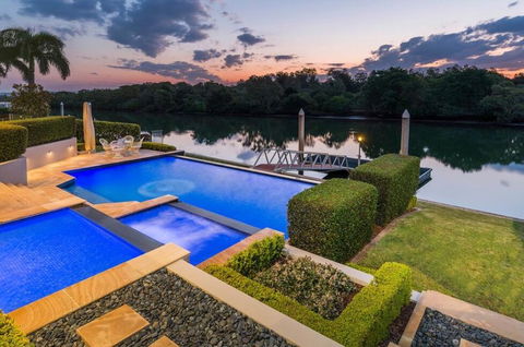 Waterfront Home / Amazing Place To Be - Accommodation Main Beach 1