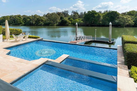 Waterfront Home / Amazing Place To Be - Accommodation Main Beach 3