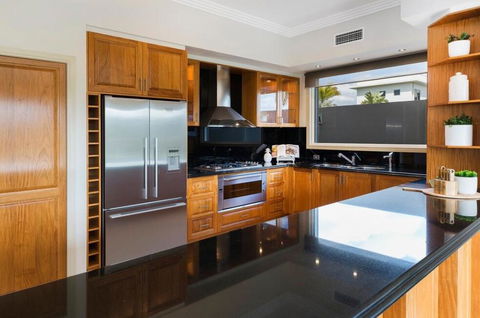 Waterfront Home / Amazing Place To Be - Accommodation Main Beach 2