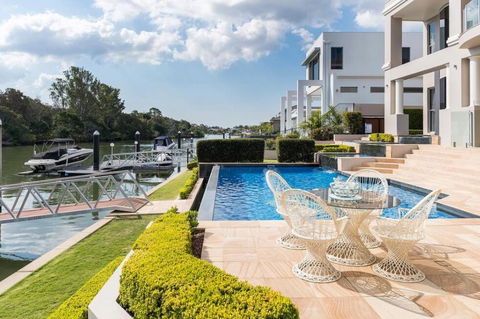 Waterfront Home / Amazing Place To Be - Accommodation Main Beach 0
