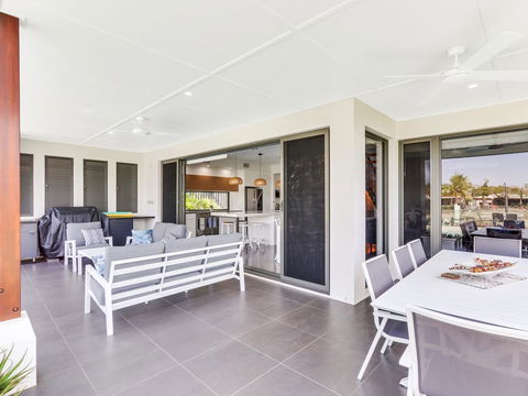 WATERFRONT HOME BORDERING MOOLOOLABA - Accommodation Main Beach 2