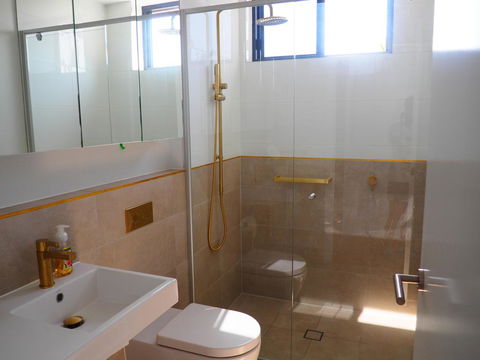 Waterfront Quiet Room - Accommodation Main Beach 2