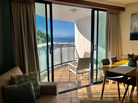 Waterfront Resort, Perfect For A Couples Getaway! - Accommodation Main Beach 3