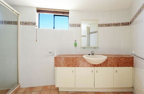 Waterfront Resort, Perfect For A Couples Getaway! - Accommodation Main Beach 1