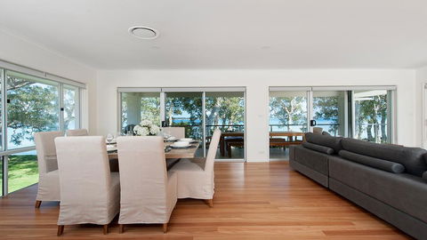 Waterfront Serenity - Luxury Home With Grand Views - Accommodation Main Beach 3
