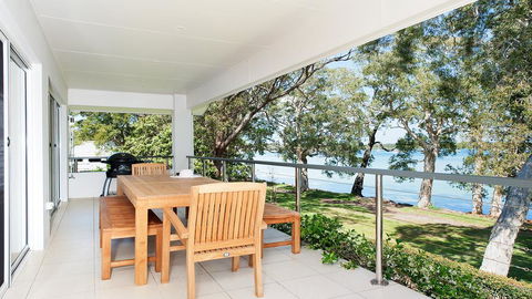 Waterfront Serenity - Luxury Home With Grand Views - Accommodation Main Beach 2