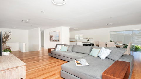 Waterfront Serenity - Luxury Home With Grand Views - Accommodation Main Beach 1