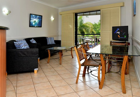 Waterfront Terraces - Accommodation Main Beach 3
