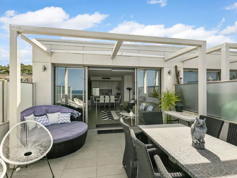 WATERFRONT THREE- In The Heart Of Lorne - Accommodation Main Beach 1