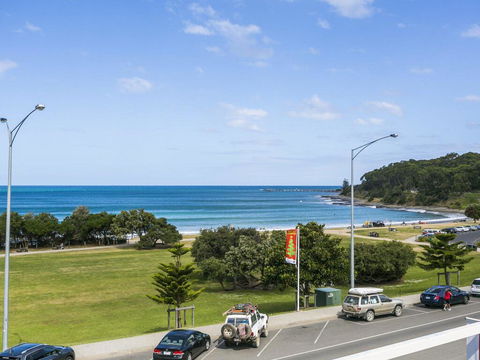 WATERFRONT THREE- In The Heart Of Lorne - Accommodation Main Beach 2