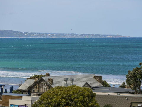 WATERFRONT THREE- In The Heart Of Lorne - Accommodation Main Beach 3