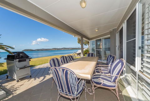 Waterfront Wonderland Foreshore Drive 41 - Accommodation Main Beach 0