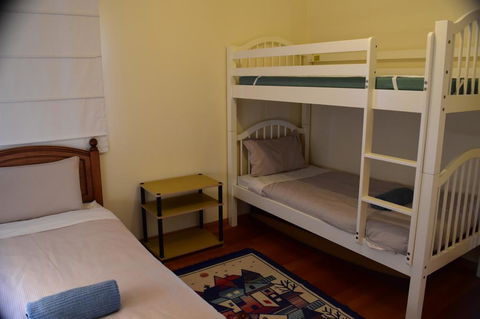 Waterline Holiday Home - Accommodation Main Beach 2