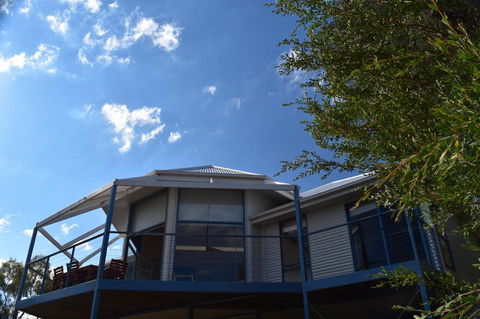Waterline Holiday Home - Accommodation Main Beach 1