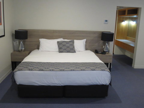 The Dingley Hotel - Accommodation Main Beach 41