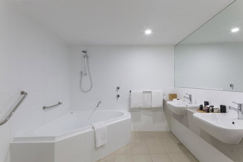 The Dingley Hotel - Accommodation Main Beach 11