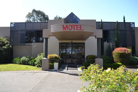 The Dingley Hotel - Accommodation Main Beach 1