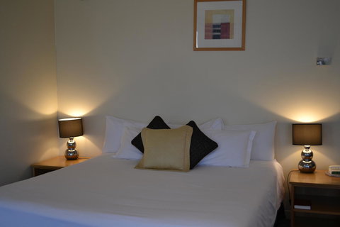 The Dingley Hotel - Accommodation Main Beach 35