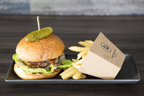 The Dingley Hotel - Accommodation Main Beach 26